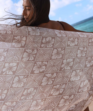 Local Motion Hibiscus Tile Pareo: 67 x 43 in